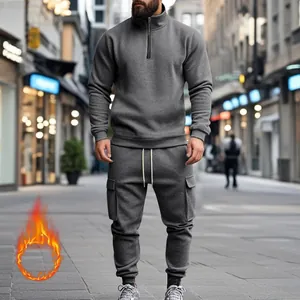 Chándal de hombre gris con forro polar, sudadera de media cremallera y pantalón cargo.