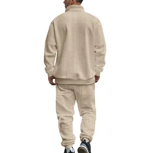 Vista trasera de chándal beige para hombre con detalles de textura jacquard de punto