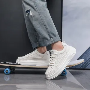 Close-up van witte leren sneakers met dikke zool gedragen staand op een skateboard