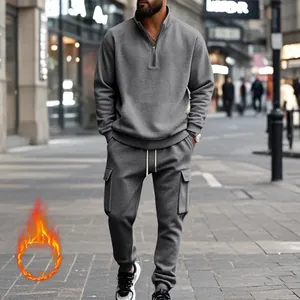 Detalle de un chándal de forro polar gris para hombre en un entorno urbano moderno