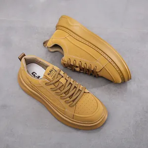 Gedetailleerde weergave van gele rundlederen sneakers met dikke zolen en patronen.