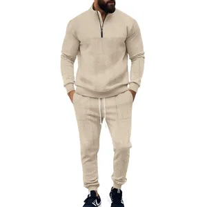 Chándal de jacquard beige para hombre con parte superior de cremallera corta y pantalón