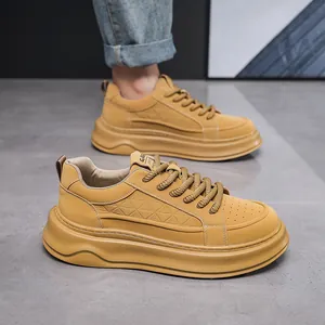Stijlvolle geelbruine platform sneakers met dikke zolen en reliëf geometrische details.