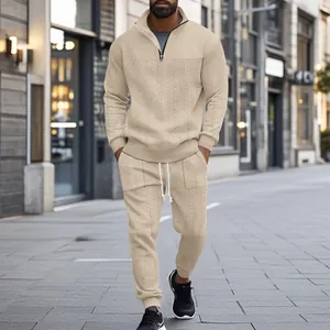Vista de cuerpo completo de un elegante chándal beige texturizado en una calle urbana