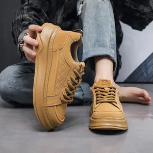 Detailweergave van mosterdgele leren platform sneakers met dikke zolen en veters
