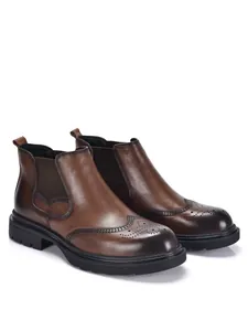 Detaillierte Seitenansicht brauner Chelsea-Boots für Herren aus Leder mit Brogue-Mustern