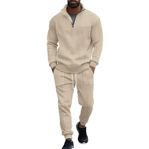 Detalle del chándal de punto jacquard beige para hombre con jersey de media cremallera y pantalón