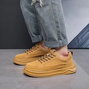 Gedetailleerd overzicht van gele leren platform sneakers met geometrisch reliëf