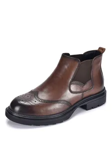 Detailansicht eines braunen Chelsea-Boots aus Leder mit klassischem Brogue-Muster.