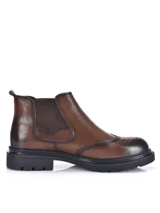 Detailansicht eines braunen Chelsea-Boots aus Leder mit klassischem Brogue-Muster.