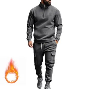 Chándal de forro polar para hombre con sudadera de media cremagallera y pantalón cargo.