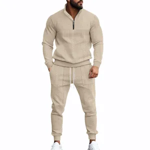 Detalle del chándal beige para hombre con patrón de jacquard y cuello con cremallera