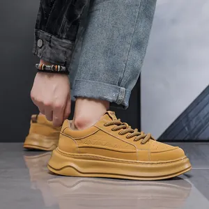 Gedetailleerd zijaanzicht van gele leren sneakers met dikke zool en geometrisch patroon