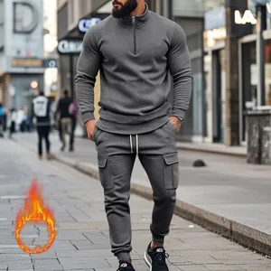 Detalle de conjunto deportivo gris para hombre con forro polar y pantalones tipo cargo