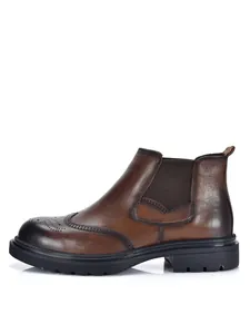 Seitenansicht brauner Leder-Chelsea-Boot mit Brogue-Verzierung und elastischen Einsätzen