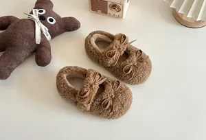 Detailansicht der flauschigen Mary Jane Schuhe für Kinder mit zwei braunen Schleifen
