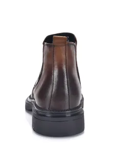 Detaillierte Rückansicht brauner Leder Chelsea-Boots mit Fokus auf Ferse und Lasche