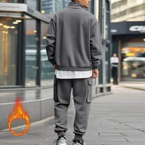 Vista trasera de un chándal de forro polar gris para hombre con pantalón cargo moderno