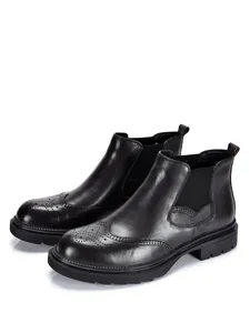 Klassische Chelsea-Boots für Herren aus schwarzem Echtleder mit elegantem Brogue-Muster.