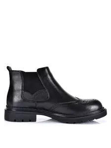Seitenansicht schwarzer Chelsea-Boot aus echtem Leder mit feinen Brogue-Verzierungen