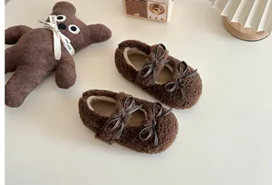 Süße braune flauschige Ballerinas für Mädchen mit eleganten doppelten Lederschleifen-Akzenten