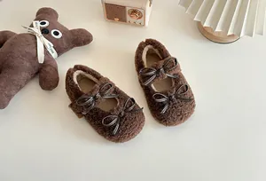 Detailansicht der braunen flauschigen Mary Jane-Schuhe für Mädchen mit zwei Schleifen