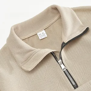Detalle de una sudadera jacquard para hombre con media cremallera y cuello texturizado