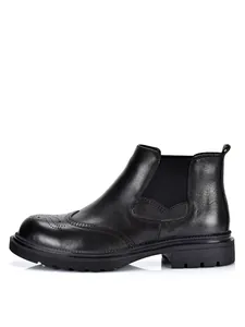Klassische schwarze Chelsea-Boots aus Leder mit Brogue-Flügelkappe und elastischem Einsatz