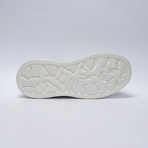 Detailweergave van de dikke witte platformzool van een casual sneaker met antislip profiel