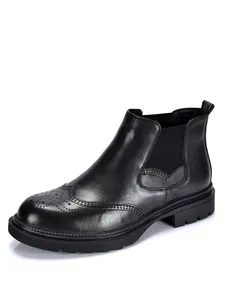 Seitenansicht schwarzer Chelsea-Boot aus Leder mit Brogue-Verzierung und Gummizug