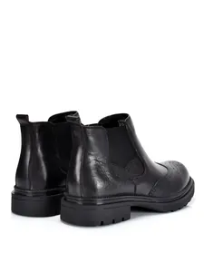 Rückansicht schwarzer Chelsea-Boots aus echtem Leder mit Brogue-Flügelkappe-Design