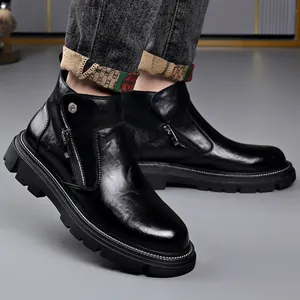 Stilvolle schwarze Lederstiefel für Herren mit Seitenreißverschluss und dicker Profilsohle.