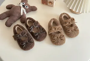 Detailansicht gemütlicher Kinder-Plüsch-Ballerinas mit eleganten Doppelschleifen in Braun