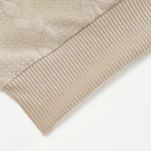 Primer plano del dobladillo acanalado y tejido jacquard en sudadera beige de hombre