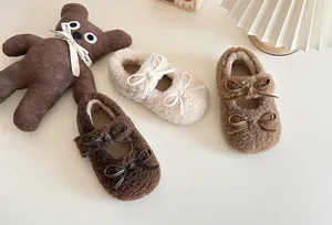 Süße Plüsch-Mary Janes für Kinder in Braun und Creme mit hübschen Schleifendetails.