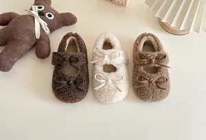 Detailaufnahme von drei Paaren flauschiger Kinder-Mary-Janes mit süßen Schleifen.