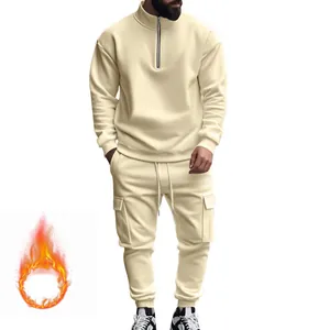 Conjunto de chándal de forro polar beige para hombre con cremallera corta y pantalón cargo.