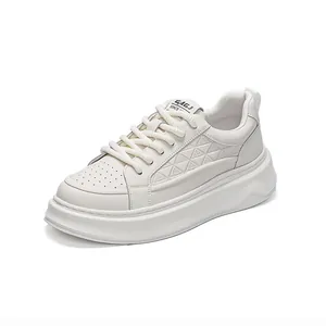 Stijlvolle witte lederen platform sneakers met een dikke zool en comfortabel casual ontwerp