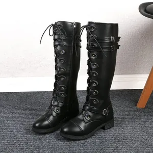 Bottes de combat punk noires pour femmes avec boucles multiples et détails cloutés