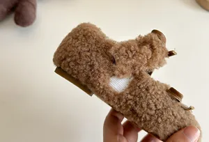 Detailansicht der gemütlichen braunen Kunstpelz-Flachschuhe für Mädchen mit Riemen