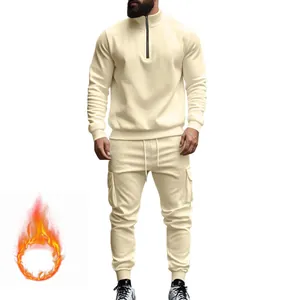 Conjunto de chándal térmico beige para hombre con sudadera de media cremallera.