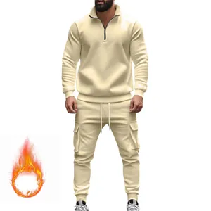 Detalle del chándal térmico de forro polar para hombre con cremallera y bolsillos