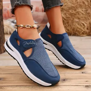 Vue détaillée des chaussures en maille respirante bleue avec fermeture velcro