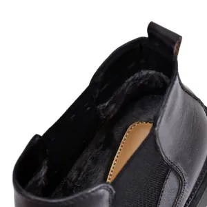 Detailansicht der schwarzen Chelsea-Boots für Herren mit warmem Winterfellfutter.