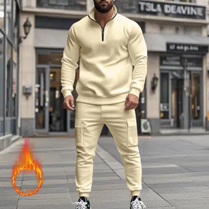 Chándal de hombre en color crema con forro polar, sudadera con media cremallera y cargo