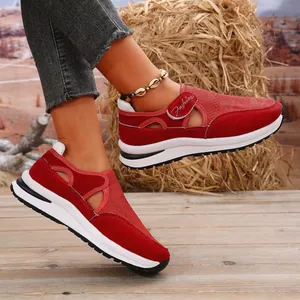 Vue détaillée des baskets en maille rouge respirantes avec bride velcro réglable