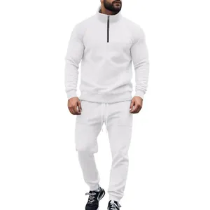 Detalle de textura de punto jacquard blanco en conjunto de chándal urbano para hombre