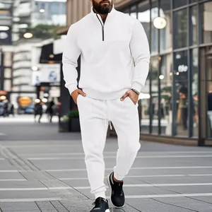 Vista completa del chándal jacquard blanco texturizado para hombre en entorno urbano.