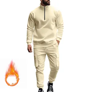 Chándal de hombre en color crema con sudadera de media cremallera y pantalones cargo