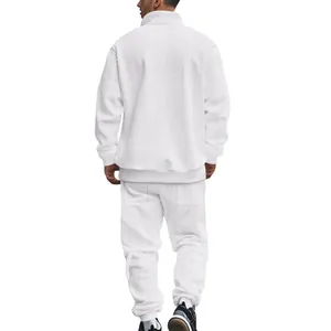 Vista trasera del chándal de jacquard blanco para hombre con sudadera y jogger texturizados